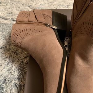 NIB Vince Camuto taupe Bootie 9.5